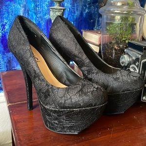 Elegant Goth Vixen Black Lace Platform Heels Pumps NWOT